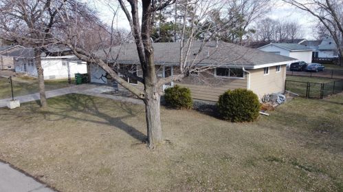 1206 Valley St, Chaska, MN 55318-2426