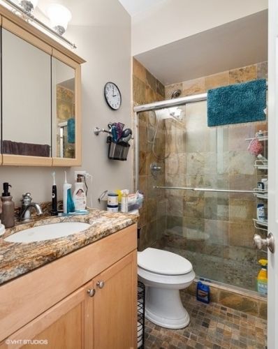 2212 Sunnyside Ave, Chicago IL 60630-3925 exterior