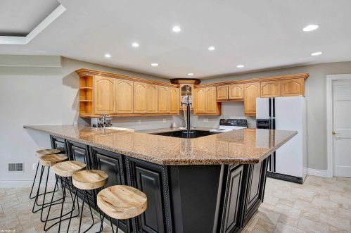 1140 Autumnview Dr, Rochester MI 48307-6060 exterior