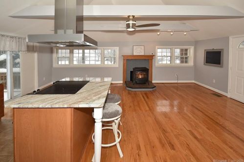 14 Lk St, Ellington CT 06029-3008 exterior