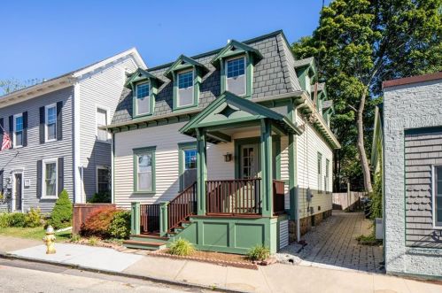 26 Bowery St, Middletown, RI 02840-3562