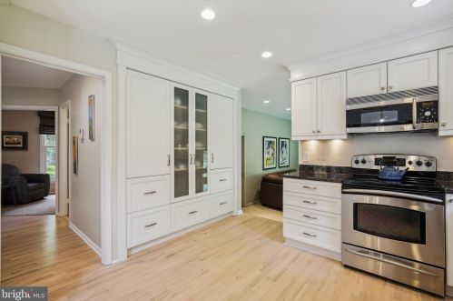 1006 Farm Haven Dr, Rockville MD 20852-4244 exterior