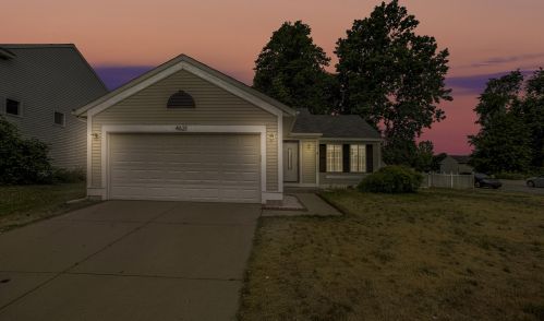 4621 Mdw Lk Dr, Grand Rapids MI 49512-5442 exterior