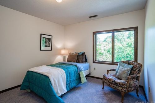 12 Rdg Rd, Farmington CT 06032-3020 exterior