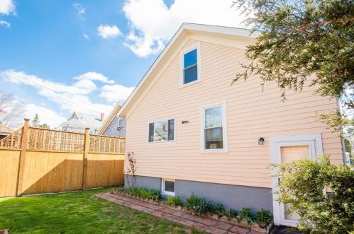 27 Peckham Ave, Middletown RI 02842-5731 exterior