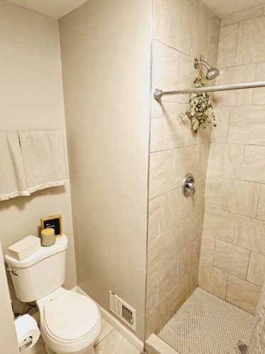 7 Holt St, Pittsburgh PA 15203-2450 exterior