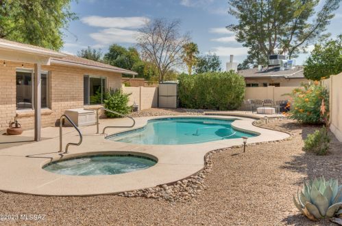 7590 Ln Cienega Dr, Tucson AZ 85712-1423 exterior