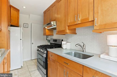 18 Masonic Vw Ave, Alexandria VA 22301-2204 exterior