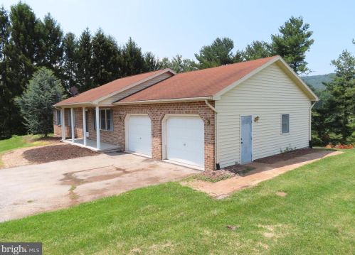 6675 Manor Dr, Hanover, PA 17331-6831