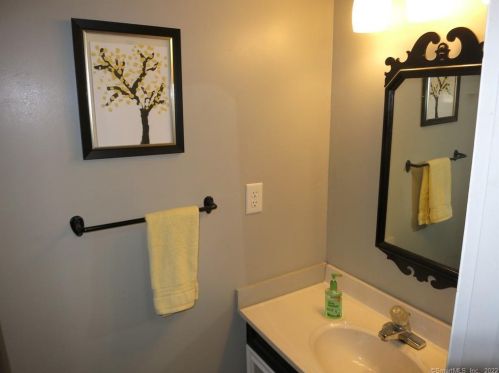 773 Bloomfield Ave, Windsor CT 06095-2812 exterior