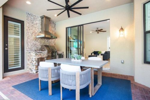 3415 Pacific Dr, Naples FL 34119-8664 exterior