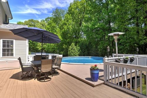 143 Juniper Dr, Milford CT 06461-9118 exterior