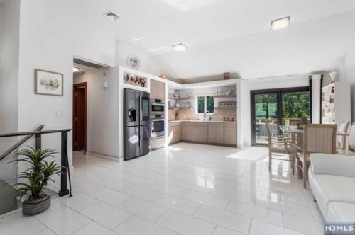 531 Chestnut Pl, Teaneck NJ  07666-2412 exterior