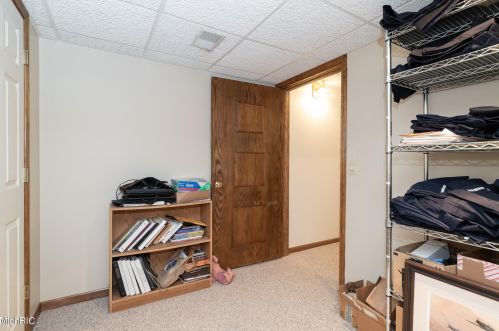 10400 Roger St, Kalamazoo MI 49002-7185 exterior