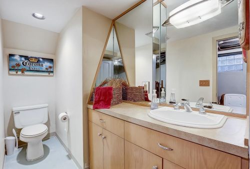 2230 Smt Ave, Milwaukee WI 53202-1245 exterior