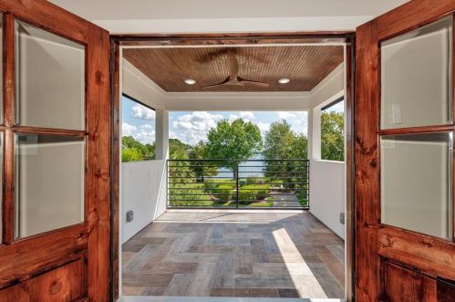 302 Edgewood Dr, Montgomery TX exterior