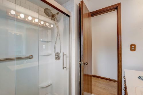 7501 Honey Crk Dr, Milwaukee WI 53221-4062 exterior