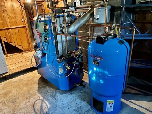 5 Longmeadow Ave, Middletown RI 02842-5247 exterior