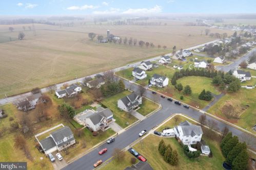 1 Hickory Ln, Littlestown PA 17340-9173 exterior