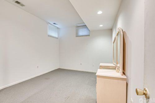 4 Fairhill Rd, Edison NJ 08817-2962 exterior