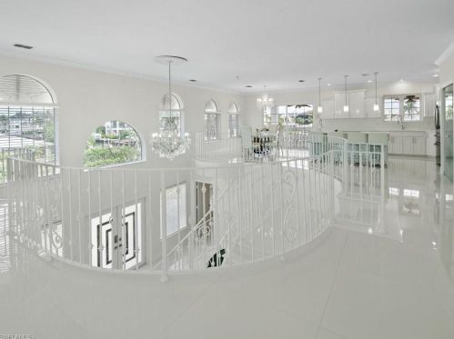 9980 Vanderbilt Dr, Naples FL 34108-2170 exterior