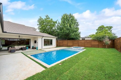 8518 Glencrest Ln, Dallas TX  75209-2632 exterior