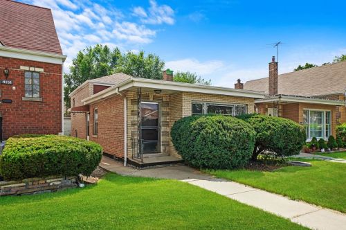 4153 59th St, Chicago, IL 60629-4946