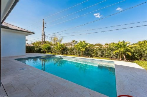 1045 Morningside Dr, Naples FL 34103-3313 exterior