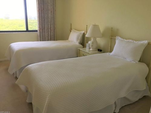 15 Bluebill Ave, Naples FL 34108-1792 exterior