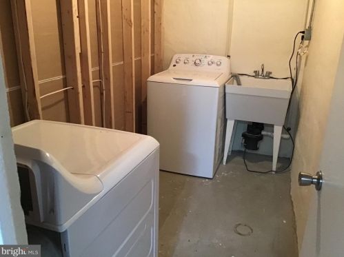 6513 Carriage Dr, Alexandria VA  22310-3303 exterior