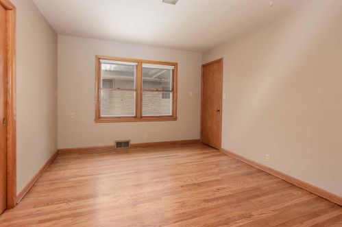 5796 Kinnickinnic Riv Pkwy, Milwaukee WI 53219-2231 exterior