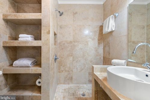 250 9th St, Washington DC  20002-6110 exterior