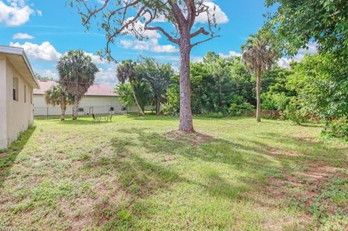 870 109 Ave, Naples FL 34108-1808 exterior