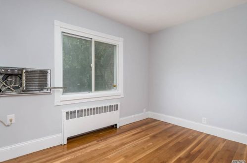 400 Emerson Pl, Valley Stream NY 11580-2805 exterior