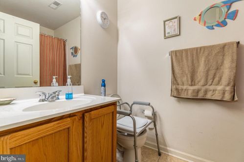 37 Louvain Dr, Hanover PA 17331-8696 exterior