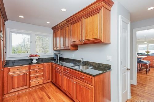 303 Mamanasco Rd, Ridgefield CT 06877-2425 exterior