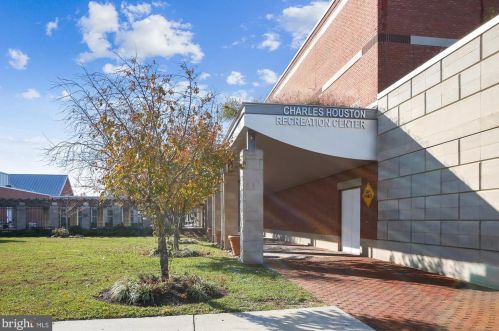 5823 Monticello Rd, Alexandria VA 22303-1302 exterior