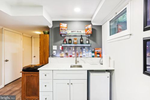 18052 Ml Crk Dr, Rockville MD 20855-1000 exterior