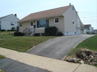 1557 Greenview Dr, Bethlehem, PA 18018-1726
