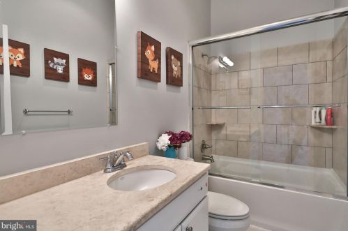 1513 Bainbridge St, Philadelphia PA 19146-2130 exterior