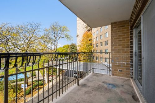 7033 Kedzie Ave, Chicago IL  60645-2845 exterior