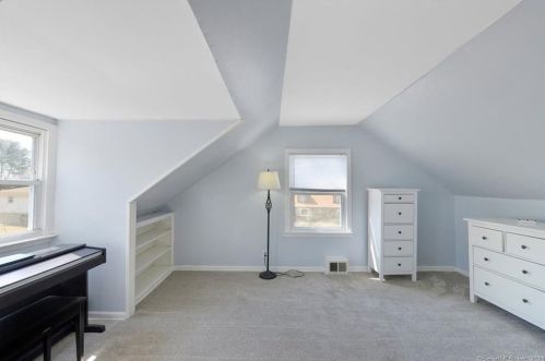 34 Lakeside Rd, Milford CT 06460-4508 exterior