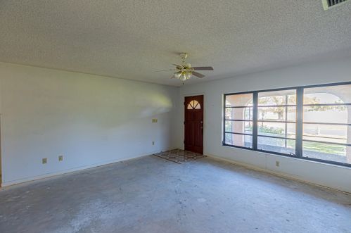 102 Crescent Ave, Fort Pierce, FL 34984-4327