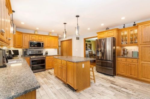 19 Green Field Ln, North Haven CT 06473-4039 exterior