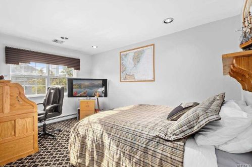 5 Hyacinth Ct, Huntington Station NY 11747-4242 exterior