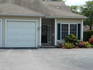 85 Hoffman Ave, Cranston, RI 02920-4508