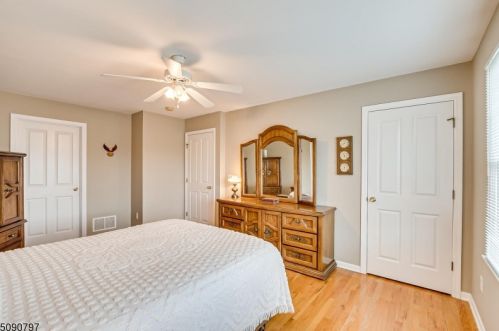 57 Francis St, Iselin NJ 08830-1121 exterior