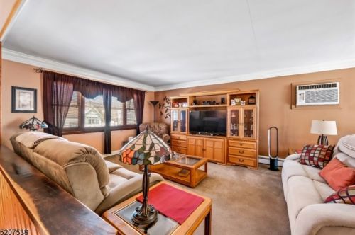 14 Reading Rd, Hopatcong, NJ 07843-1023