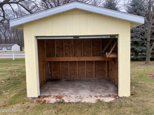 1893 Latas Ln, Meskegon MI 49442-6835 exterior