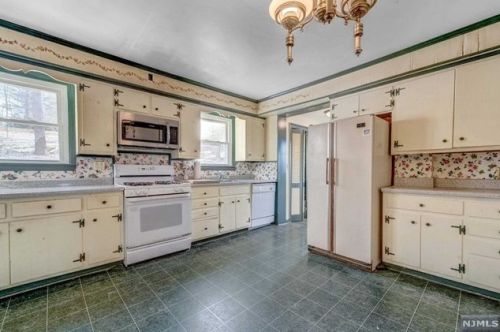 296 Saddle River Rd, Upper Saddle River NJ  07458-2108 exterior